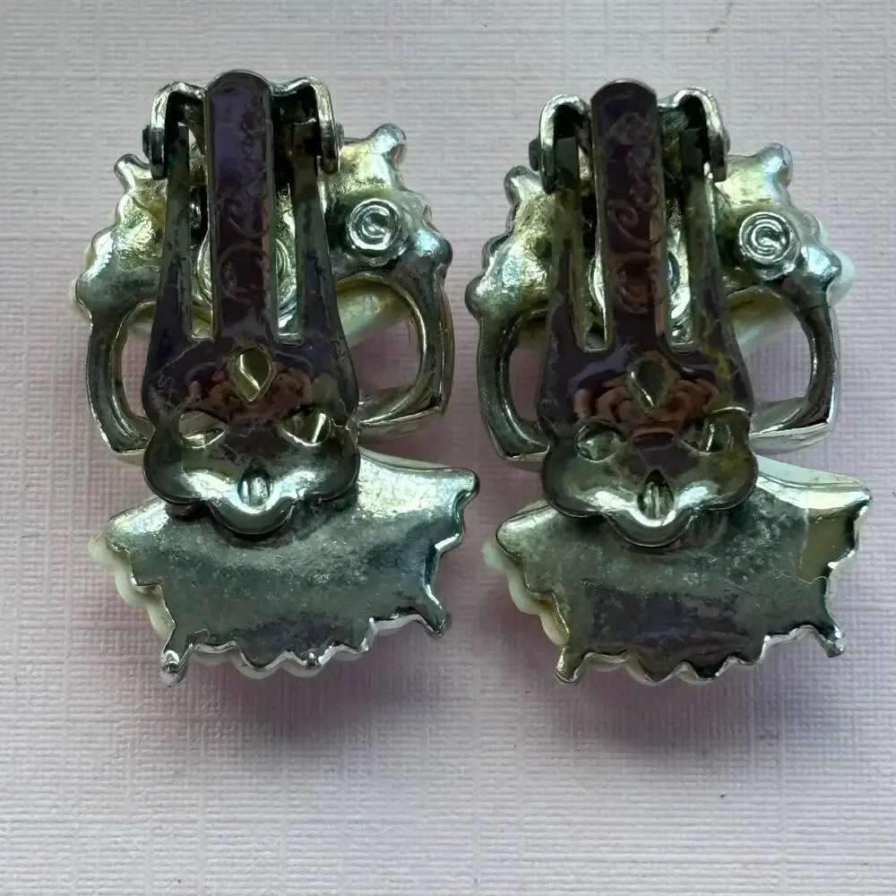 VINTAGE  Coro White Shell Silver Tone Clip On Earrings - Picture 5 of 6